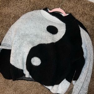 topshop yingyang sweater size small but fits up to large